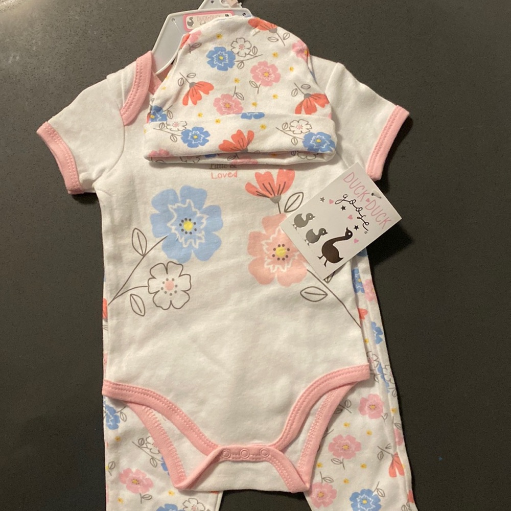 New 3-piece baby girl set. 3-6mo.